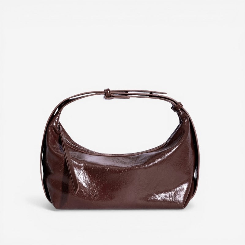 Borsa a spalla donna in ecopelle increspata lucida, ideale per completare outfit di moda con stile.