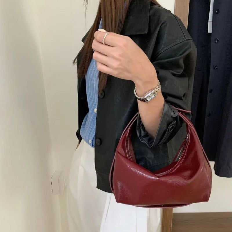 Borsa mezzaluna donna in ecopelle lucida e increspata, accessorio moda essenziale per ogni occasione.