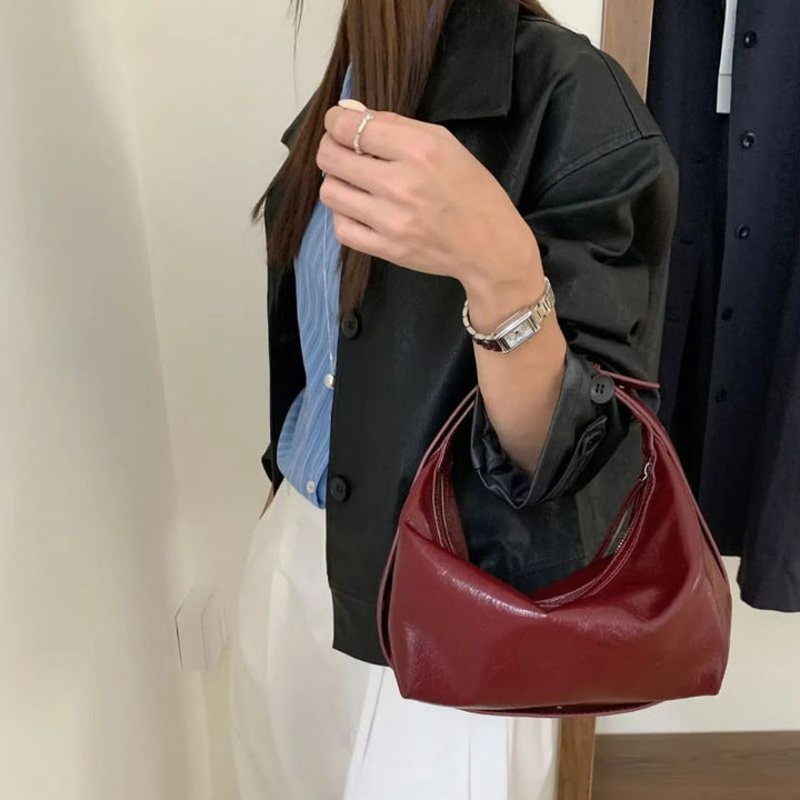 Borsa mezzaluna donna in ecopelle lucida e increspata, accessorio moda essenziale per ogni occasione.