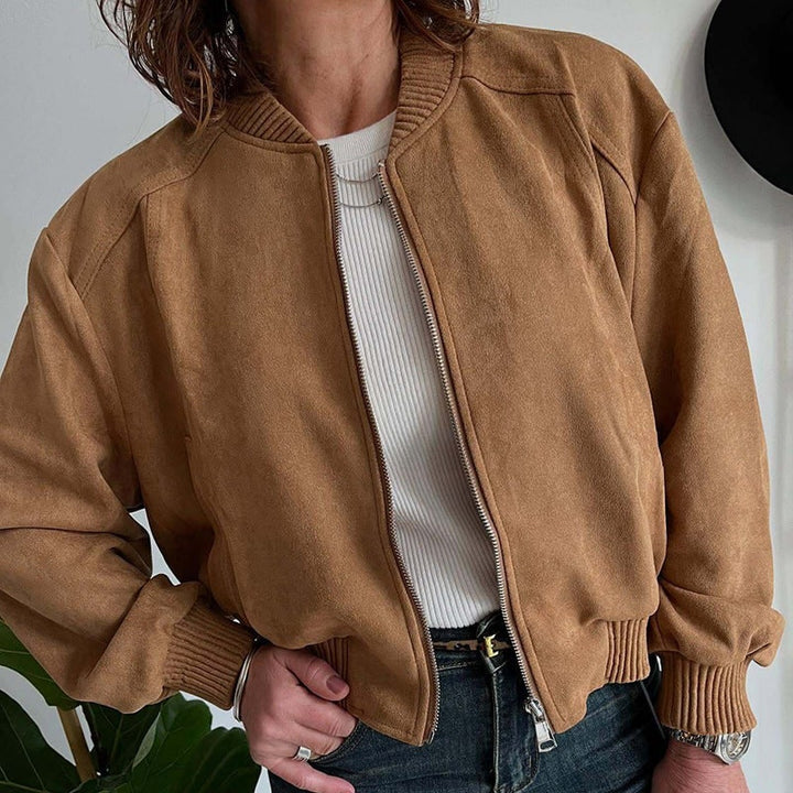 Bomber donna corta elegante per un outfit urbano versatile. Giacca moderna e casual, ideale come capospalla femminile.