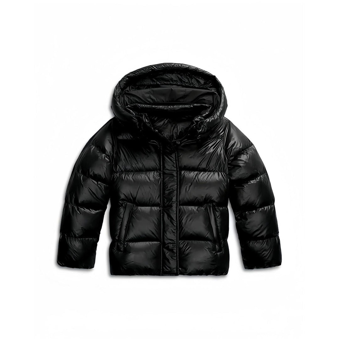 Moda donna: piumino corto con cappuccio, giacca invernale moderna, perfetta per l'outerwear.