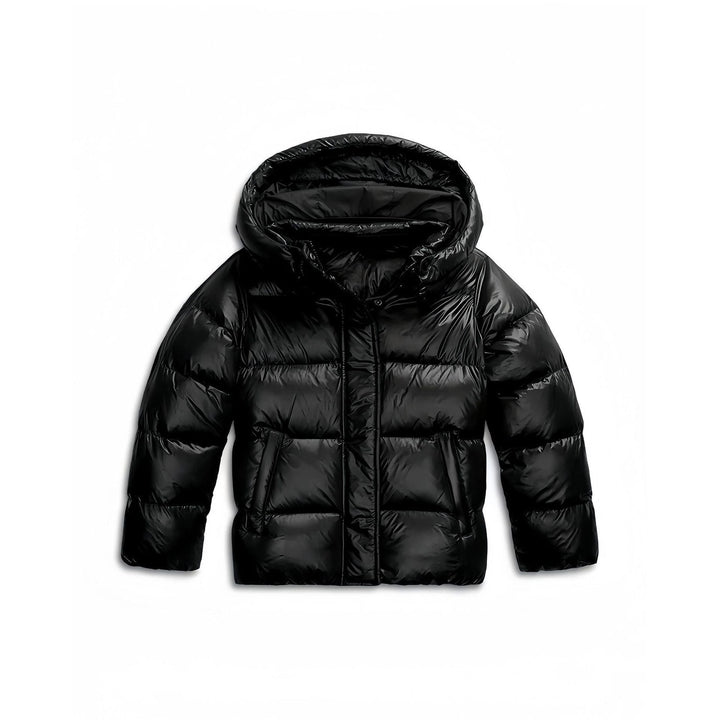 Moda donna: piumino corto con cappuccio, giacca invernale moderna, perfetta per l'outerwear.