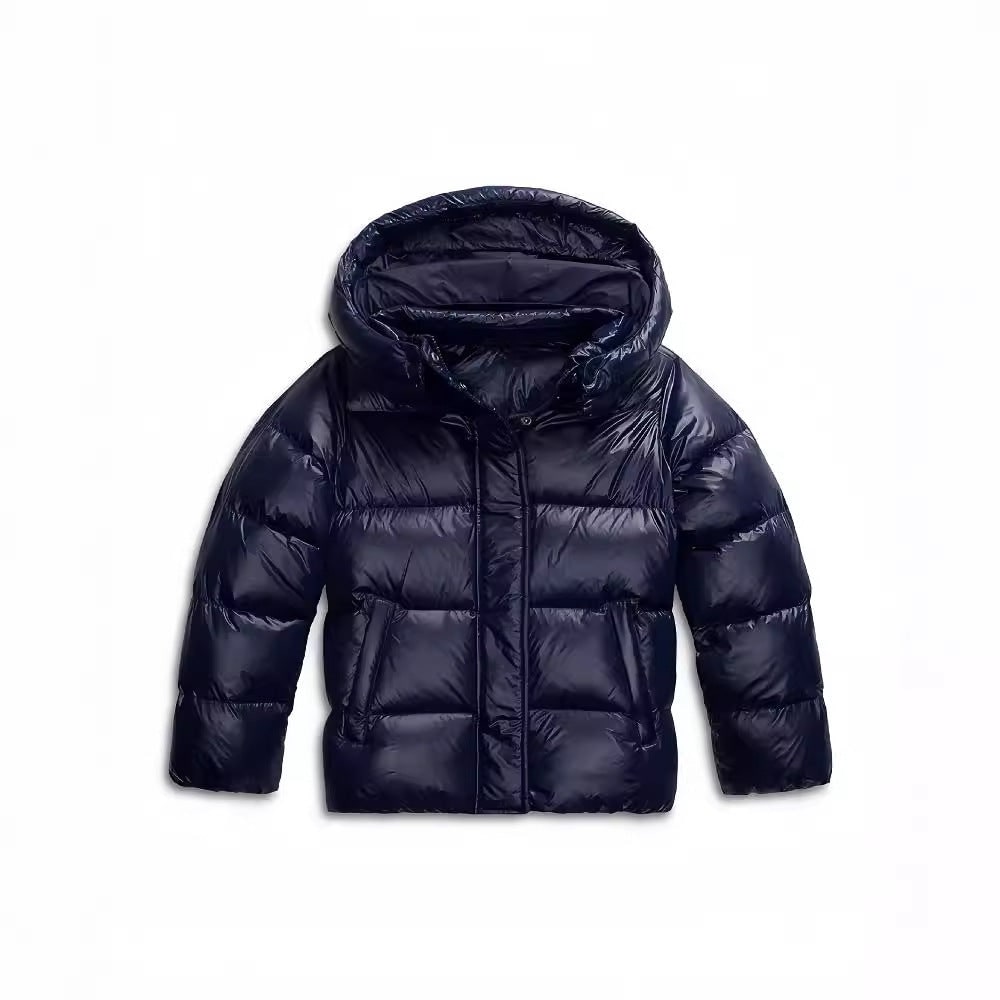 Elegante piumino corto donna con cappuccio, stile moderno e versatile per ogni outfit invernale.