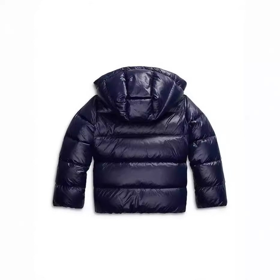 Piumino donna corto, giacca con cappuccio che offre calore avvolgente e un design moderno.