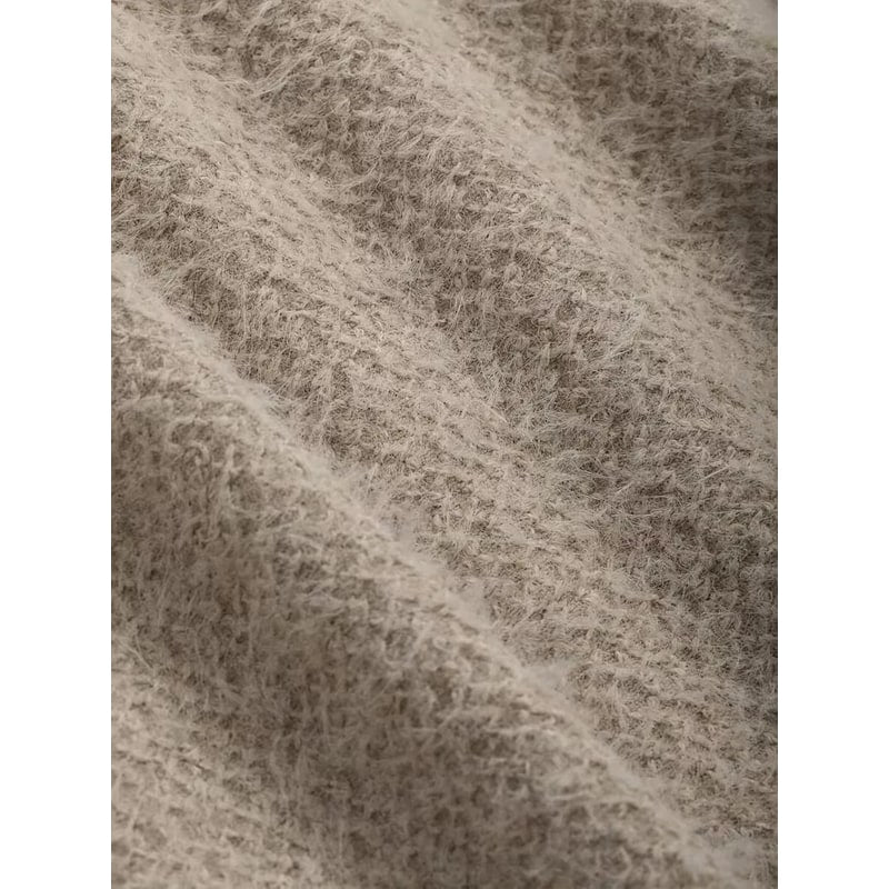Elegante maglia top donna a maniche lunghe, corta con girocollo, texture morbida per moda inverno.