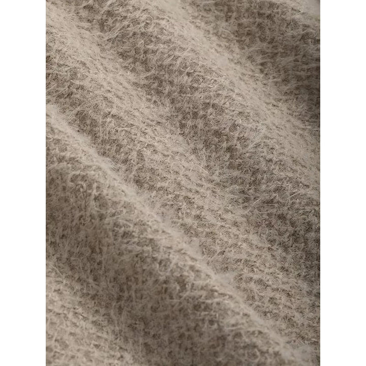 Elegante maglia top donna a maniche lunghe, corta con girocollo, texture morbida per moda inverno.