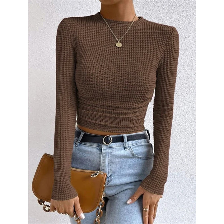 Top marrone donna a maniche lunghe, crop e collo rotondo, vestibilità aderente che valorizza la figura.