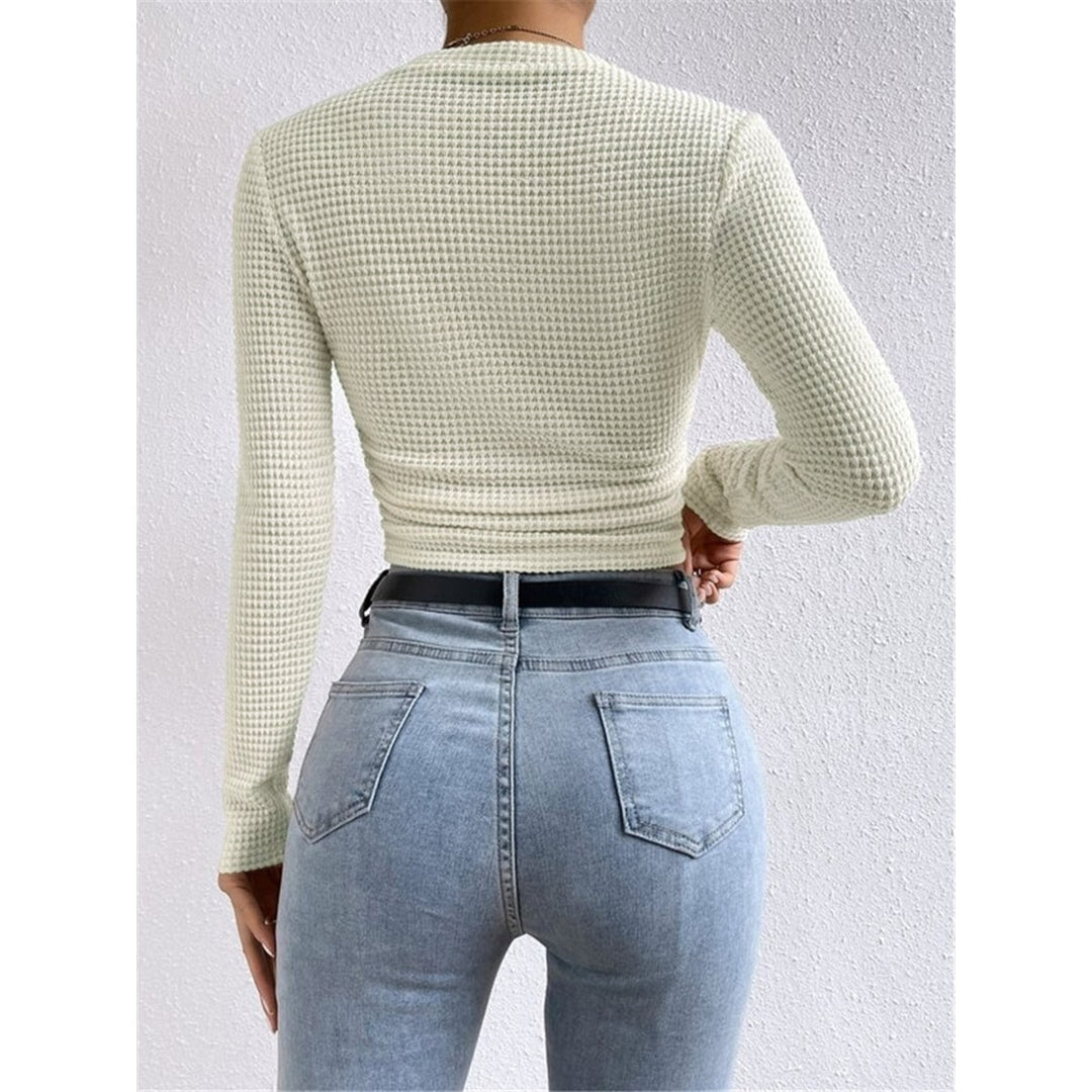 Top aderente da donna blu navy a maniche lunghe, taglio crop e collo rotondo, perfetto per abbigliamento casual.