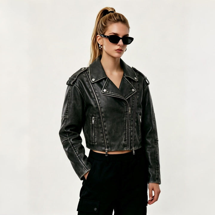 Giacca moto donna cropped asimmetrica grigia, stile biker moderno e audace per outfit casual chic.