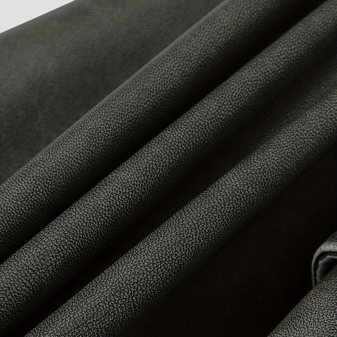 Elegante giacca moto donna grigia, design asimmetrico e taglio cropped. Perfetta per moda femminile.