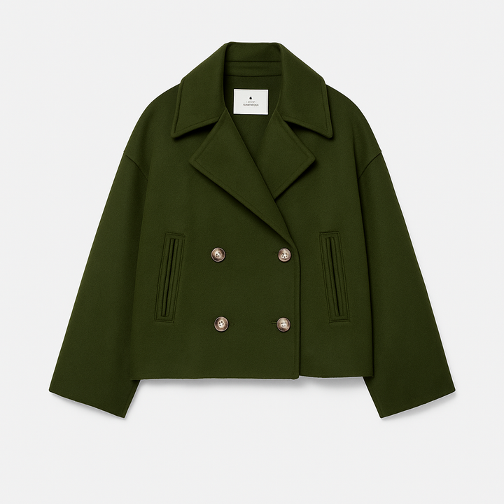 Modella indossa giaccone corto doppio petto nero con collo ampio, look elegante e moderno autunno inverno.
