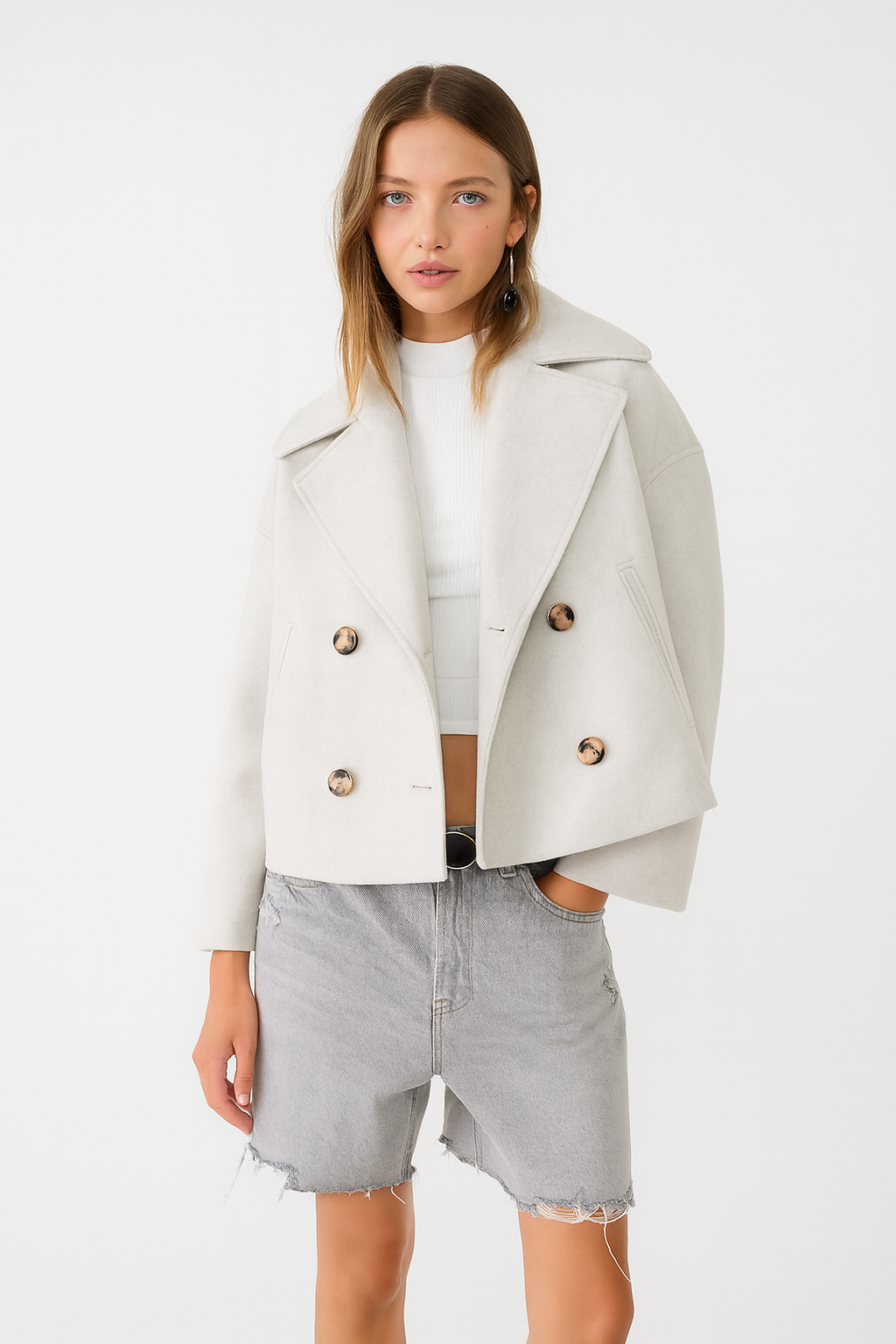 Elegante cappotto corto doppio petto donna color cammello con collo ampio, must-have moda autunno inverno.