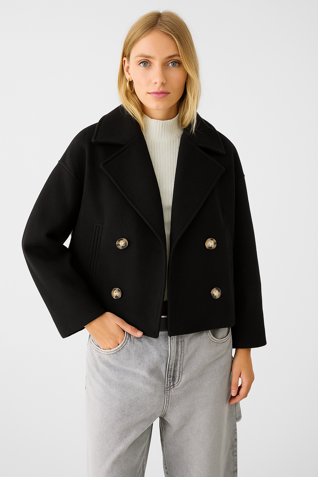Giaccone corto doppio petto con collo ampio per donna, outerwear elegante e must-have autunno inverno.