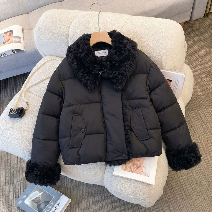 Giacca piumino corta donna, calda e trapuntata, con morbida pelliccia sintetica. Perfetta per l'inverno elegante.