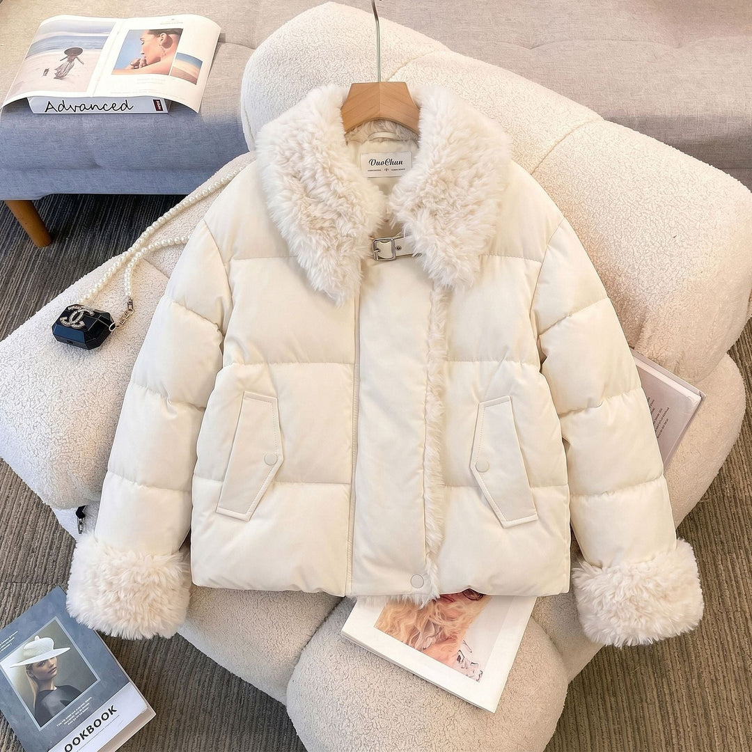 Piumino corto donna elegante con pelliccia sintetica, design trapuntato. Ideale per un look invernale confortevole.