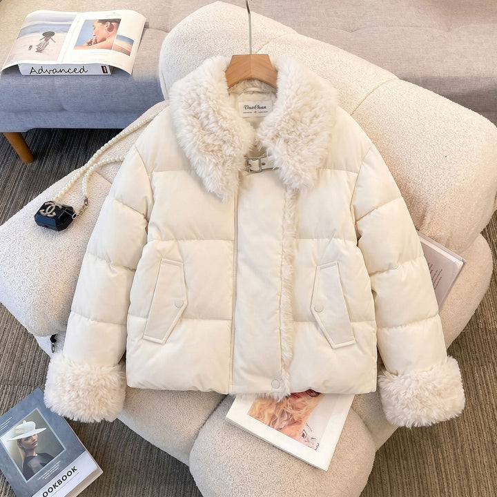 Piumino corto donna elegante con pelliccia sintetica, design trapuntato. Ideale per un look invernale confortevole.