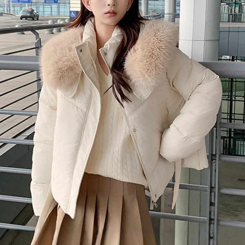 Elegante giacca piumino crop da donna con collo in pelliccia, ideale per moda inverno con zip.