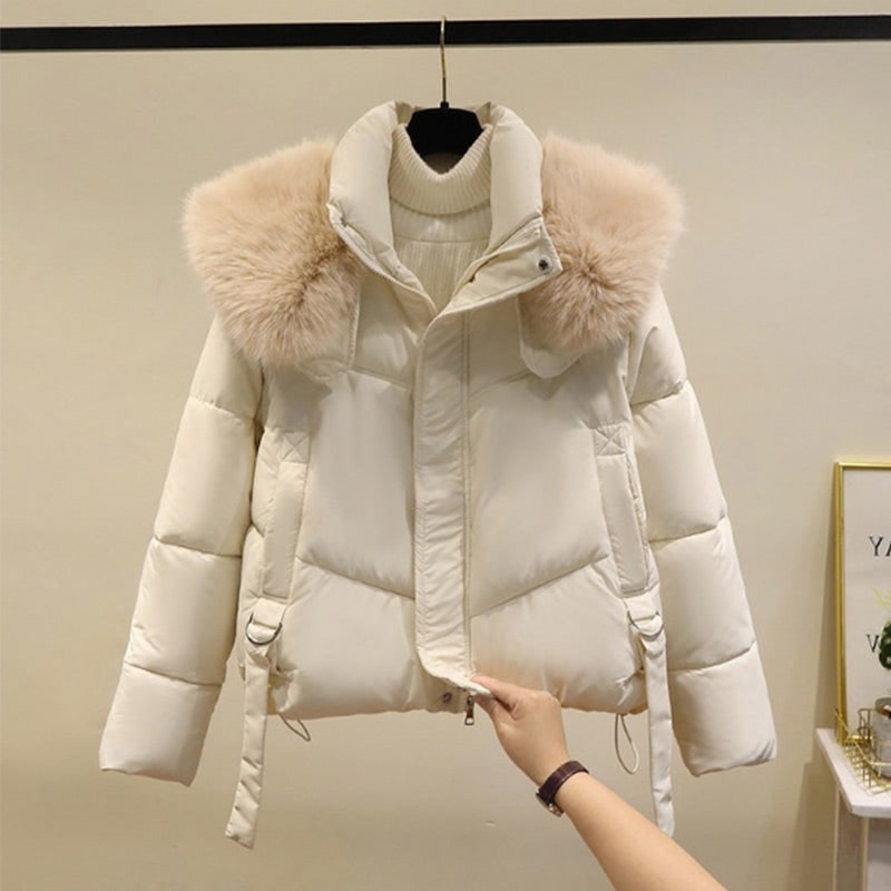 Giacca donna moderna con zip, piumino crop per l'inverno. Collo soffice in pelliccia sintetica.