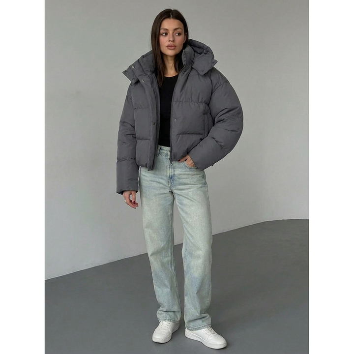 Piumino donna trapuntato idrorepellente, stile casual e versatile con cappuccio oversize per l'inverno.