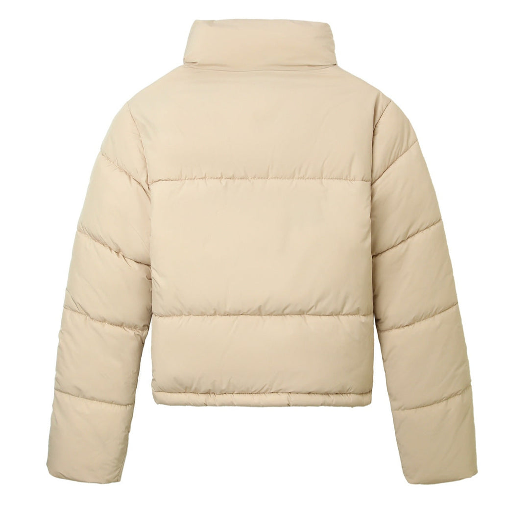 Piumino corto donna invernale con collo alto, caldo e alla moda. Ideale per abbigliamento casual femminile.