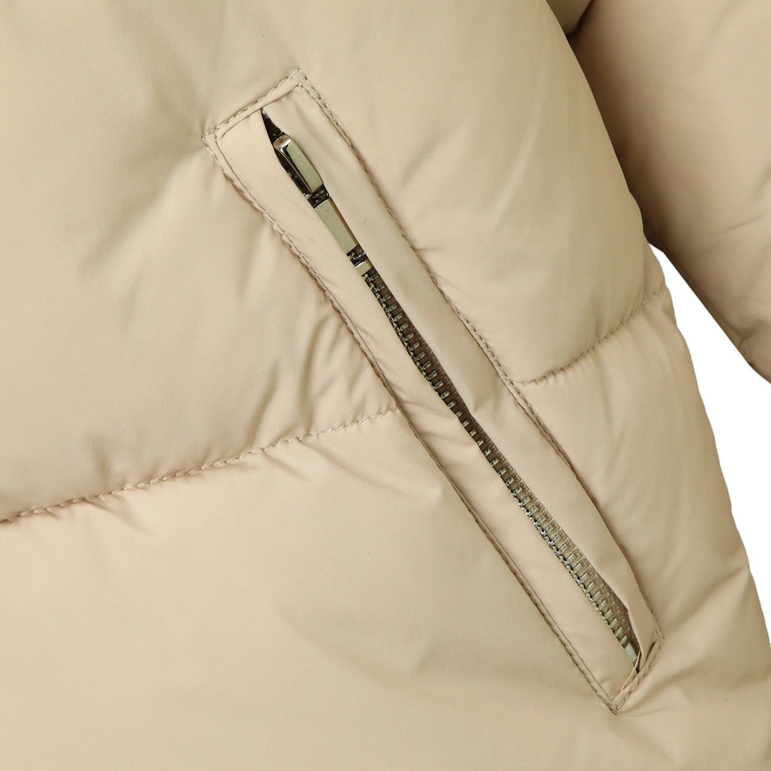 Moda femminile: giacca piumino corta donna, collo alto. Outwear trapuntato, per un look invernale trendy.