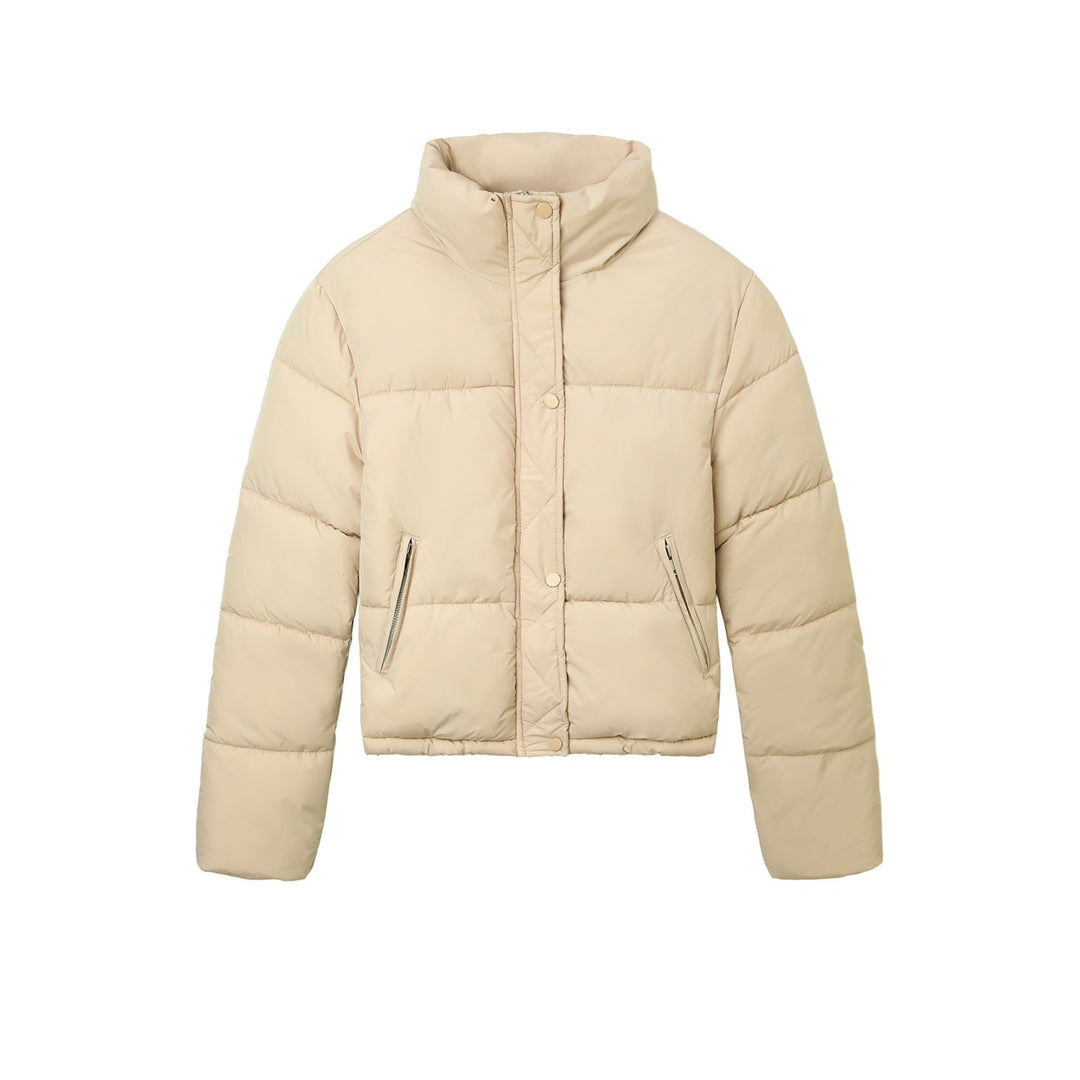 Piumino donna corto trapuntato con collo alto. Giacca invernale moderna, outwear femminile versatile.