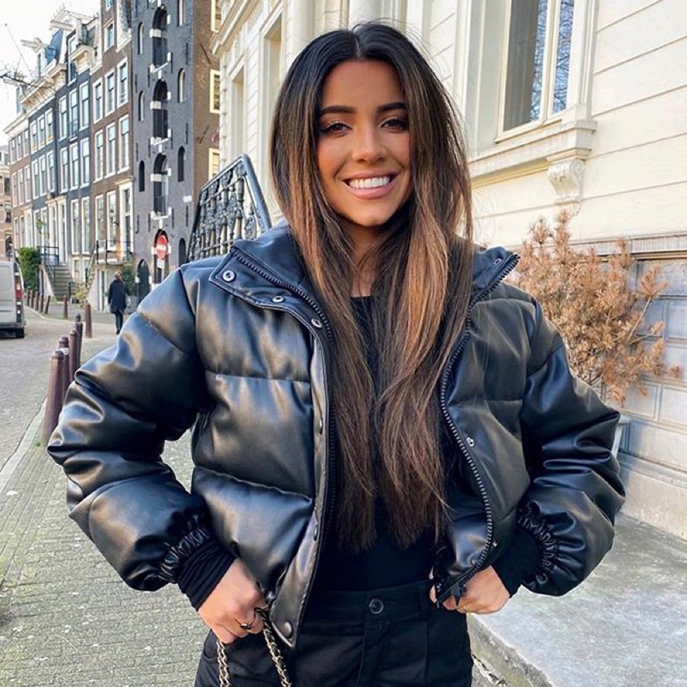 Giacca piumino corta da donna, collo alto. Capospalla trapuntato, moda invernale, stile urbano casual chic.