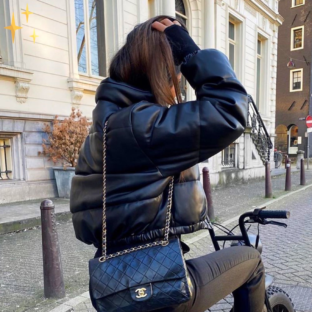 Giacca invernale da donna trapuntata, piumino corto caldo con collo alto. Capospalla moderno per stile urbano.