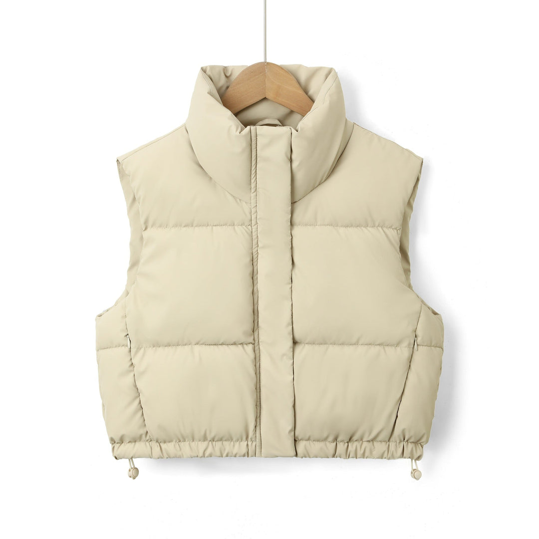 Piumino gilet corto donna, design senza maniche e collo alto. Essenziale per abbigliamento casual autunnale e primaverile.