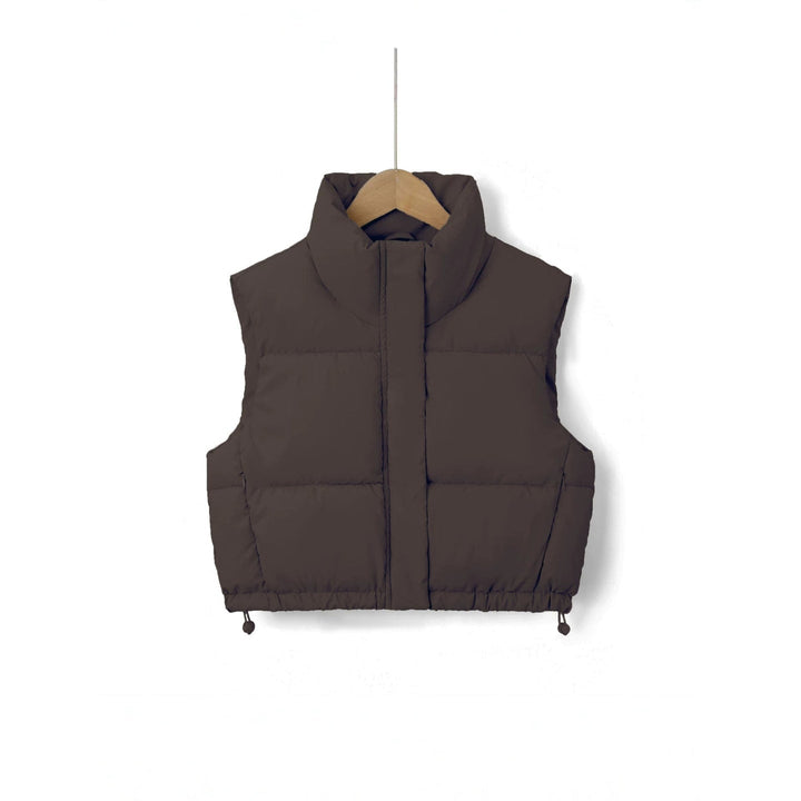 Elegante gilet piumino donna corto, trapuntato e senza maniche. Collo alto, ideale per moda casual chic.