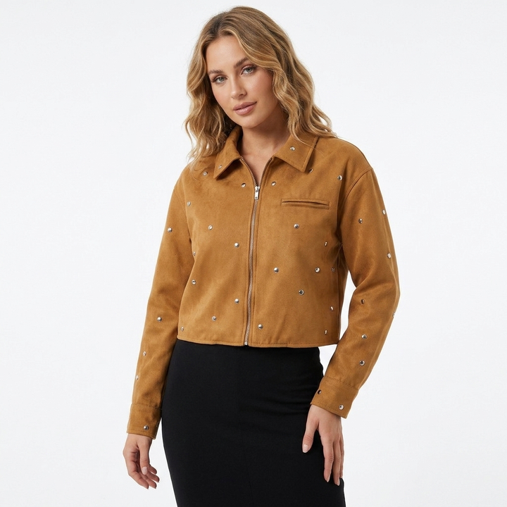 Elegante giacca corta da donna con borchie argentate decorative, un tocco di stile unico.