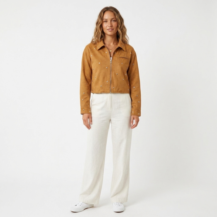 Giacca corta donna alla moda, borchie argentate per un outerwear versatile e di tendenza.