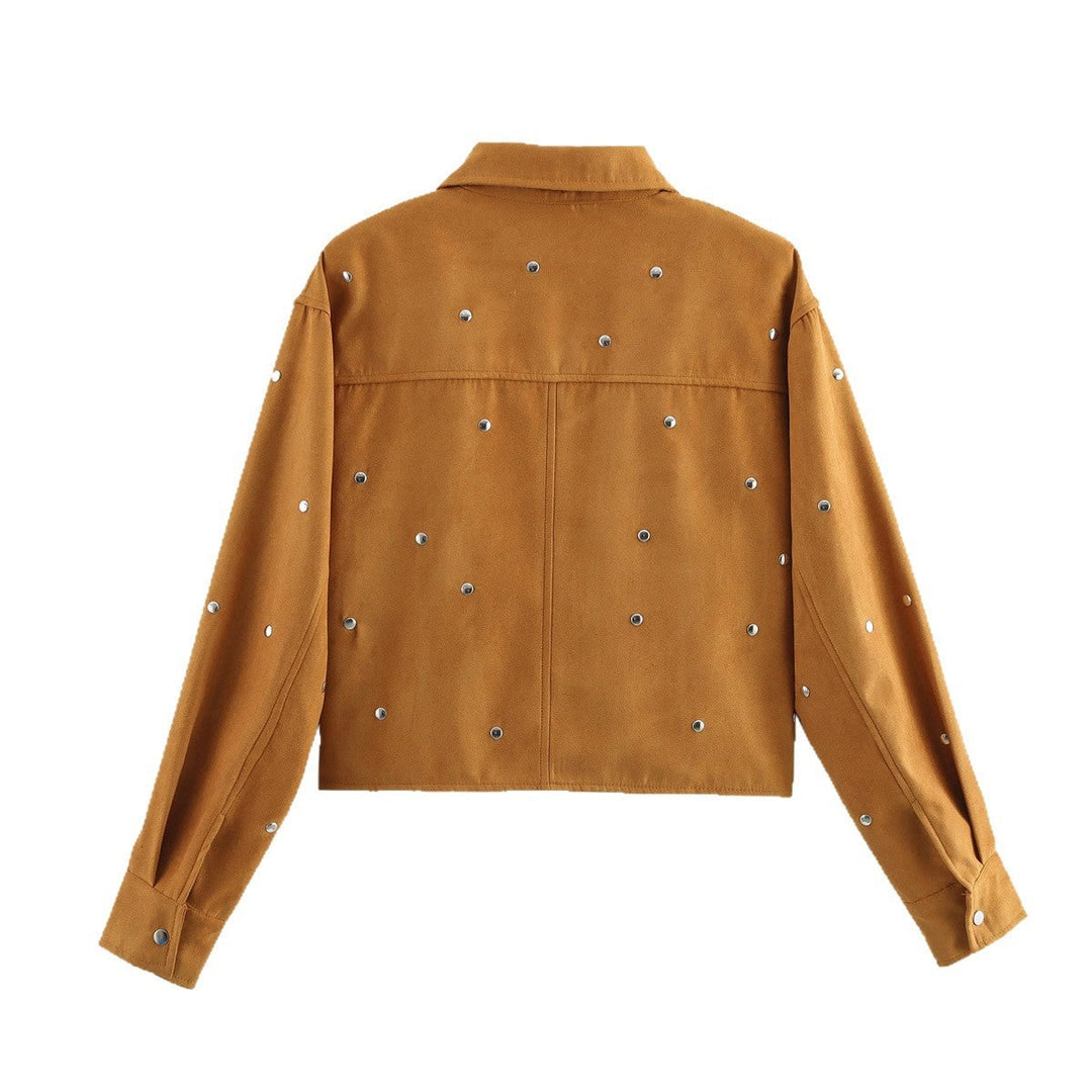 Vista completa giacca corta da donna con borchie argentate, capo must-have per ogni stile.