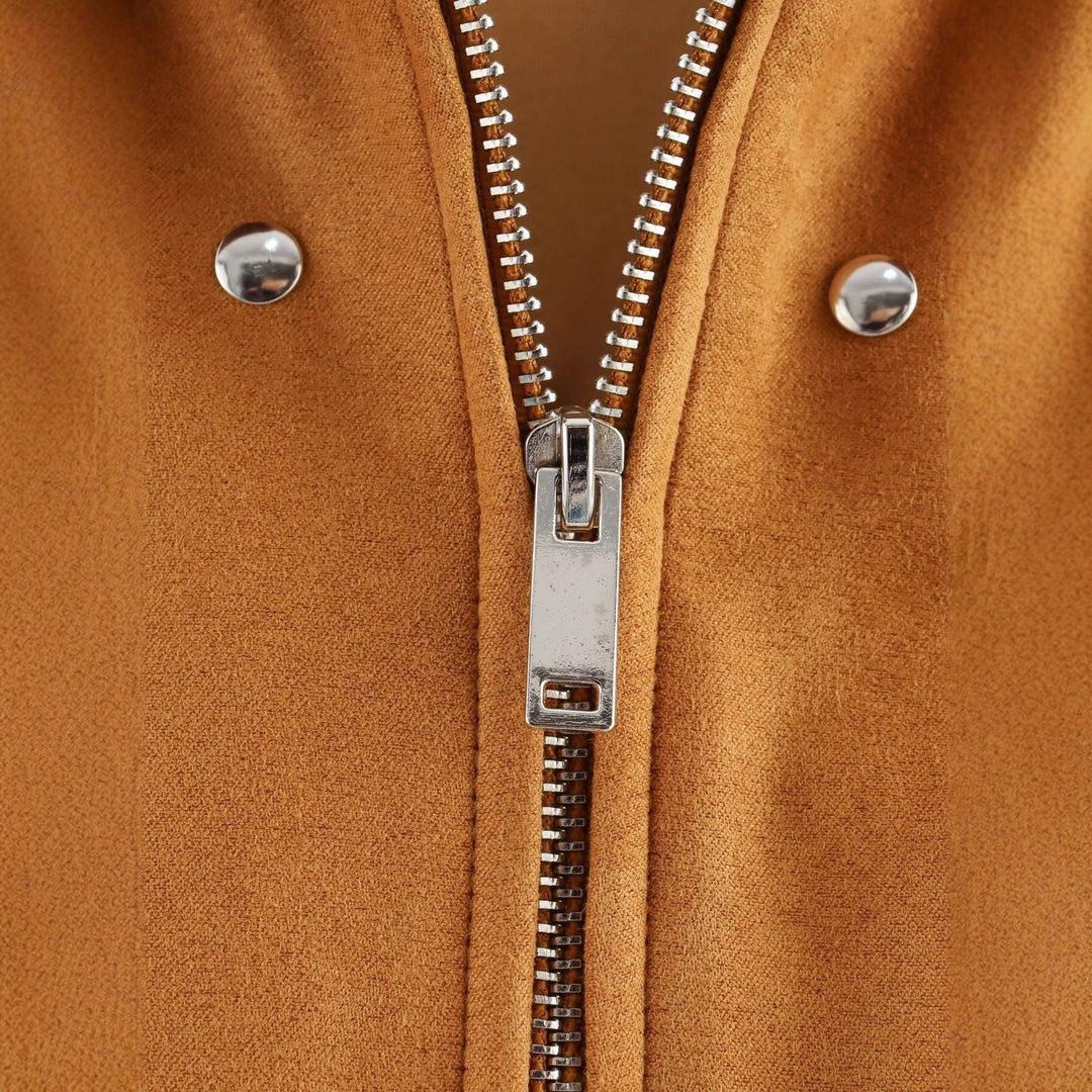 Giacca corta donna borchie argentate, stile primavera/autunno. Perfetta per outfit alla moda.