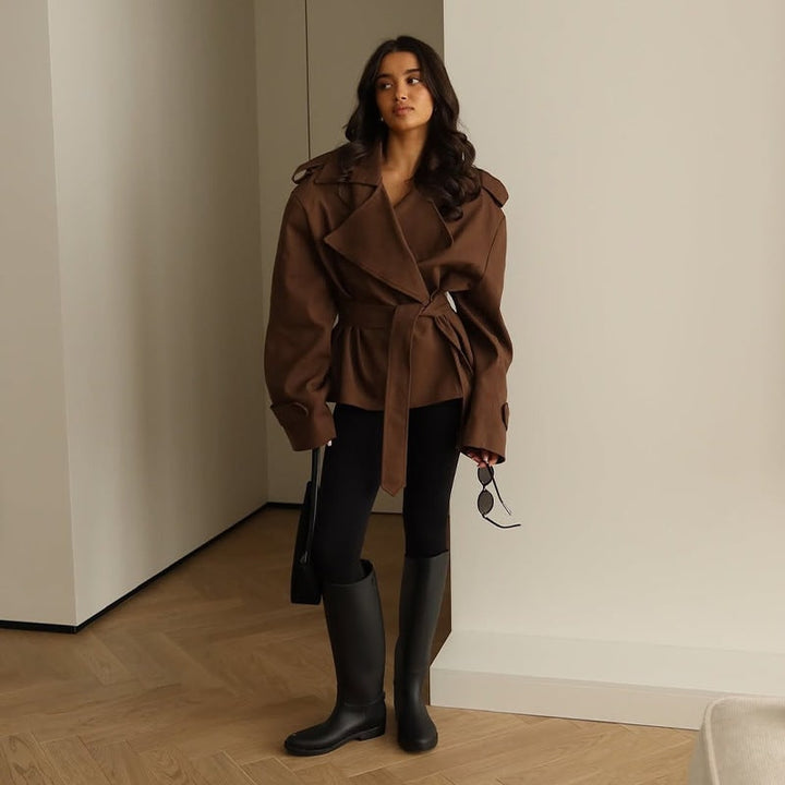 Elegante trench corto oversize da donna con cintura annodabile, perfetto per primavera/autunno.