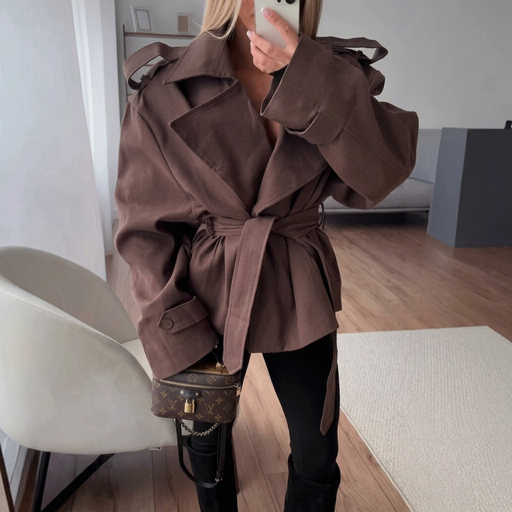 Trench corto da donna oversize, versatile e chic, con cintura per look autunno-primavera.