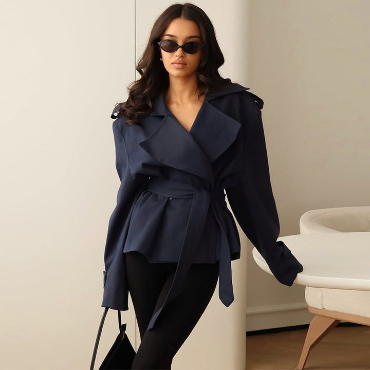 Cappotto trench donna oversize con cintura annodabile, design corto per un outfit alla moda.