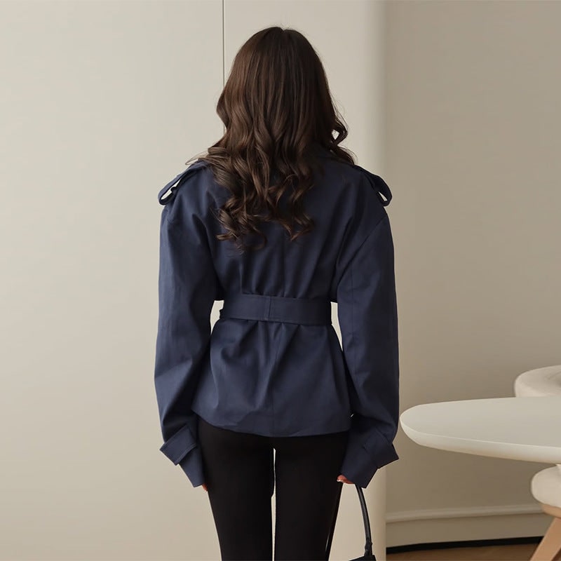 Chic trench corto donna oversize con cintura, giacca perfetta per un look autunnale o primaverile.