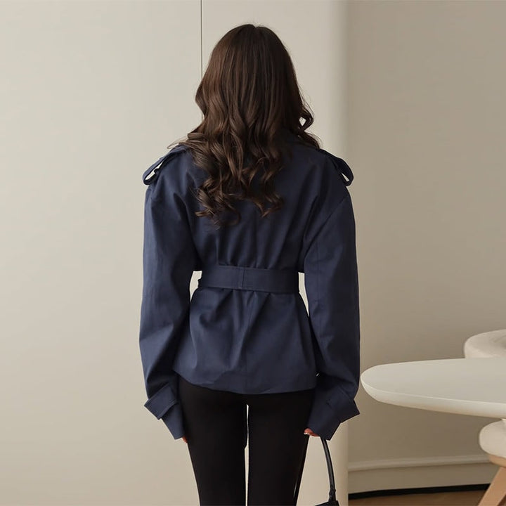Chic trench corto donna oversize con cintura, giacca perfetta per un look autunnale o primaverile.
