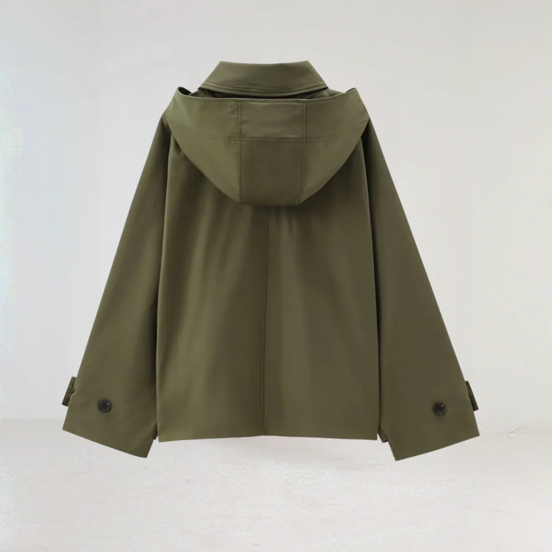 Trench donna corto di tendenza, con cappuccio staccabile e collo elegante. Un capo versatile per la moda autunnale.