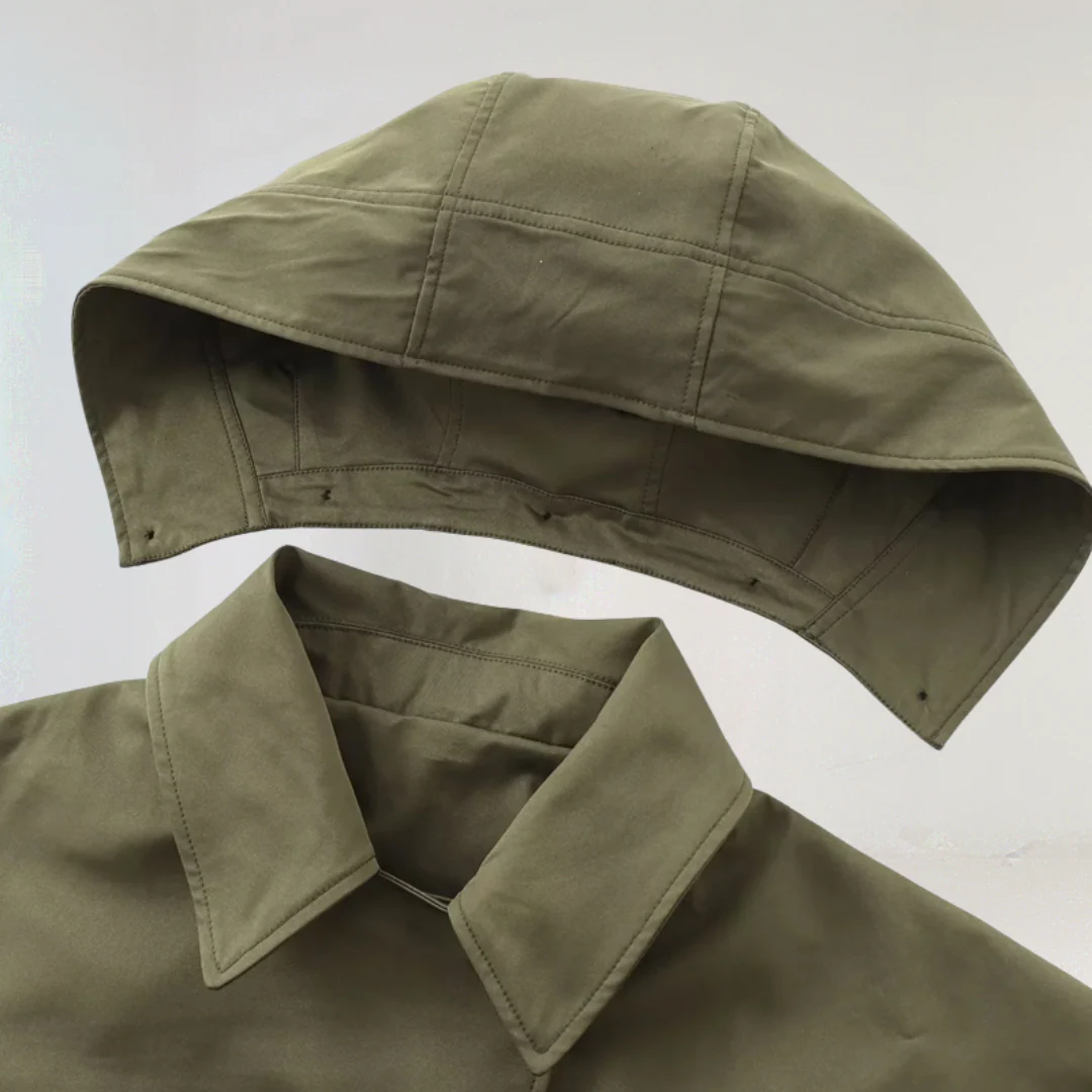 Trench corto donna per primavera/autunno, con cappuccio rimovibile e collo elegante. Ideale per un look chic e pratico.