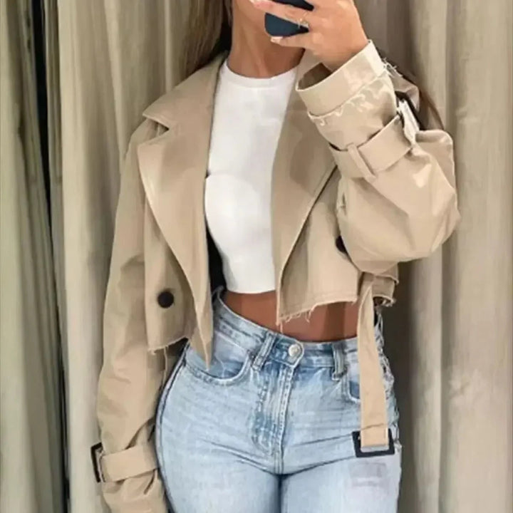 Cappotto trench corto donna elegante doppiopetto con cintura. Perfetto per outfit primavera, stile urbano.