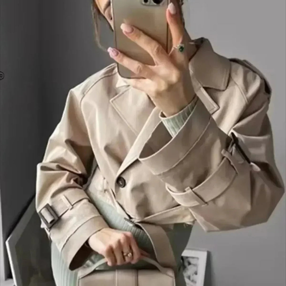 Giacca trench corta da donna, elegante, con orlo vivo e cintura. Ideale per look casual o primaverili.