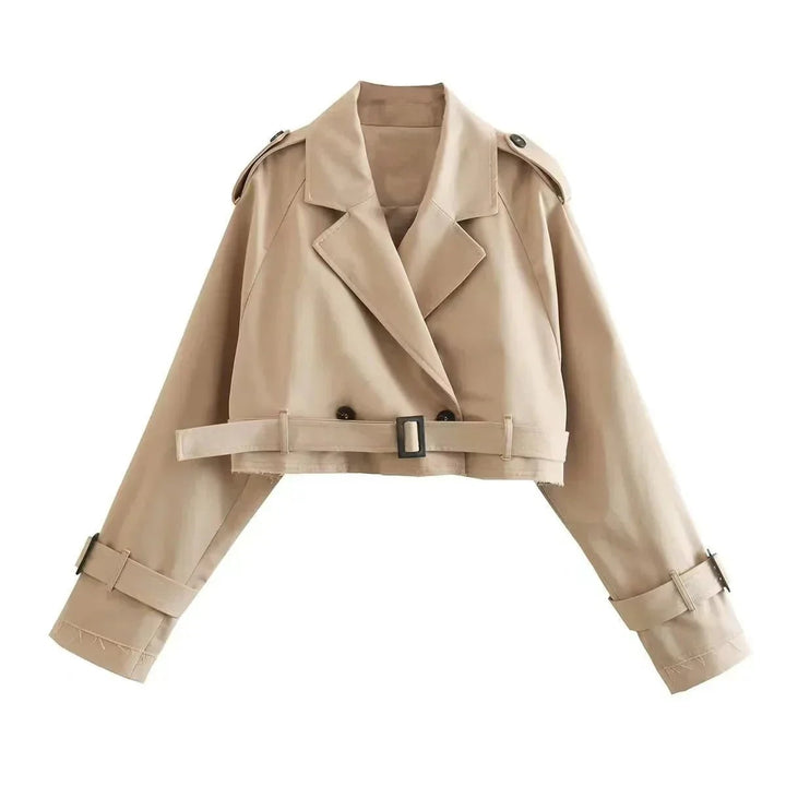 Moda donna: cappotto trench corto elegante con cintura, doppiopetto e orlo vivo. Capo spalla primaverile.