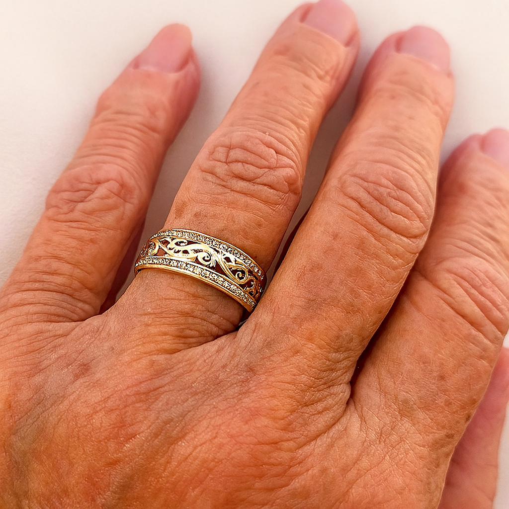 Elegante anello da donna placcato oro con dettagli in filigrana e zirconia. Perfetto accessorio moda o regalo.