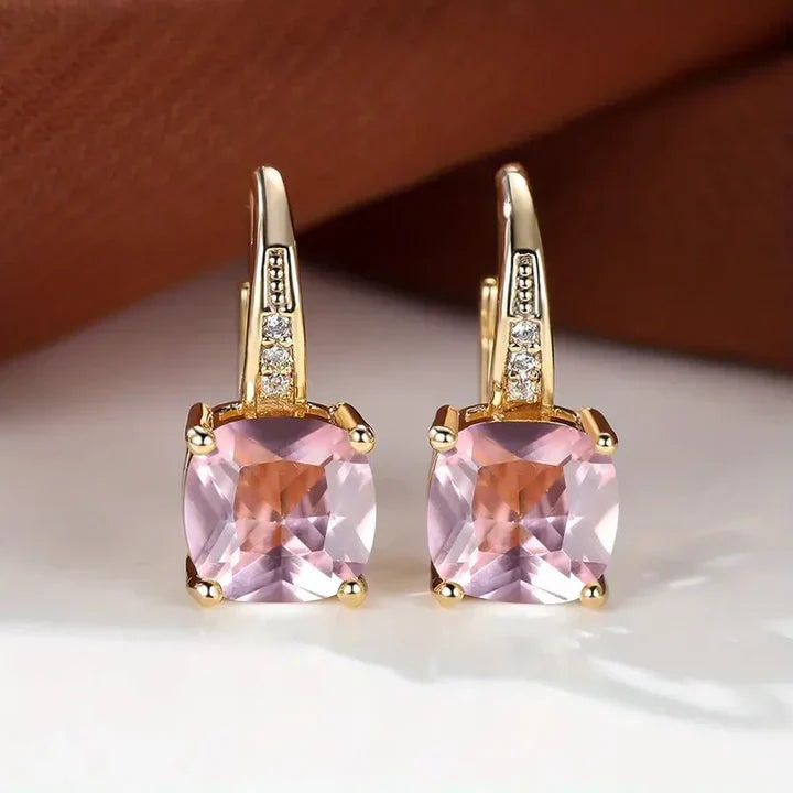 Lussuosi orecchini pendenti donna, placcati oro con zaffiro taglio cuscino, gioielli eleganti e unici.