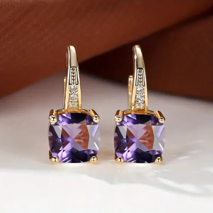Gioielli donna: orecchini pendenti placcati oro con gemma taglio cuscino, stile elegante e sofisticato.