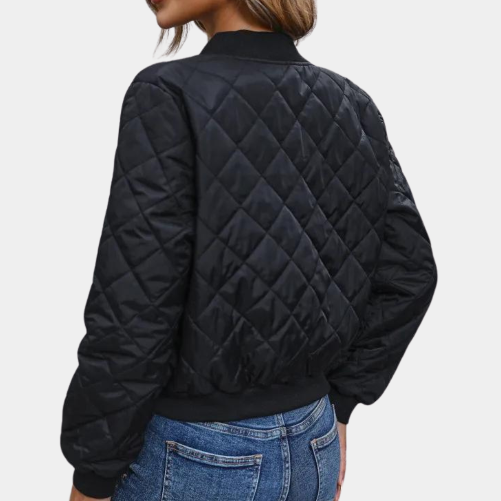 Donna in giacca bomber trapuntata nera con cerniera. Leggera, comoda e di moda, perfetta per primavera e autunno.