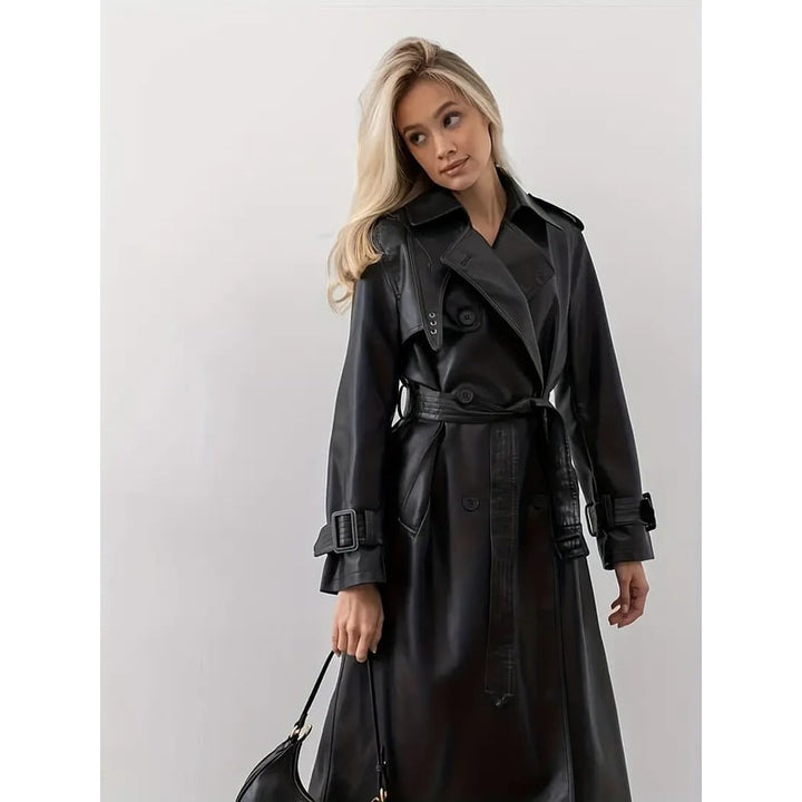 Trench doppiopetto donna elegante con cintura in vita e rever dentellato, stile classico versatile per moda femminile.