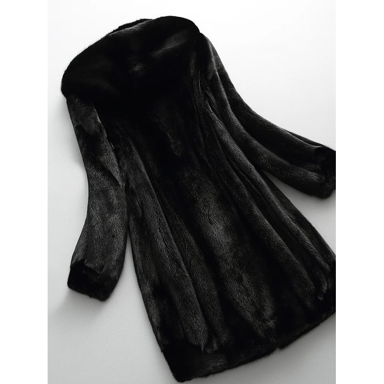 Cappotto invernale donna elegante in pelliccia sintetica con cappuccio foderato e dettaglio gioiello.
